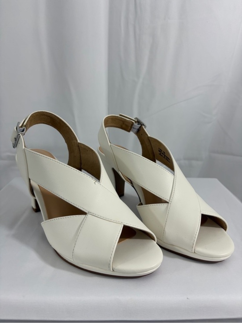 NWT Easy Street Women's Size 8 White Crisscross Slingback 3 Inch Heels